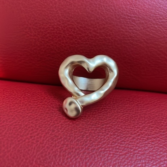 NWOT Jewa matte gold finish hammered open heart ring. Size 8. - Picture 1 of 5